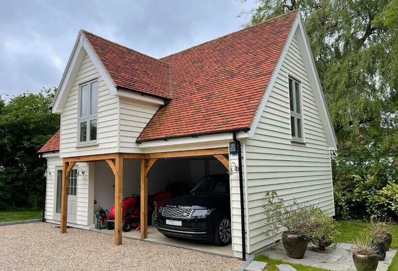 פנסיון Debussys Guest House