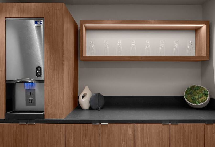 Ac Hotel By Marriott Vancouver Waterfront