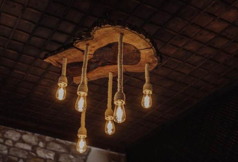 فندق Tradita E Beratit