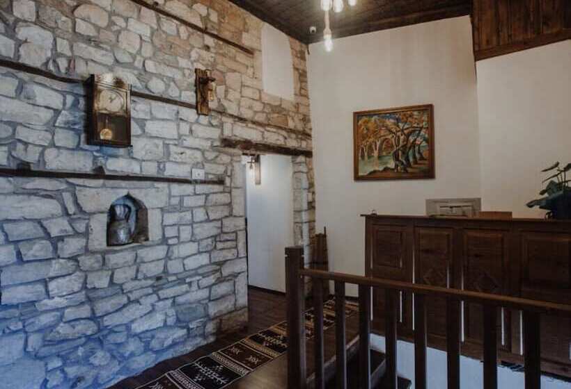 فندق Tradita E Beratit