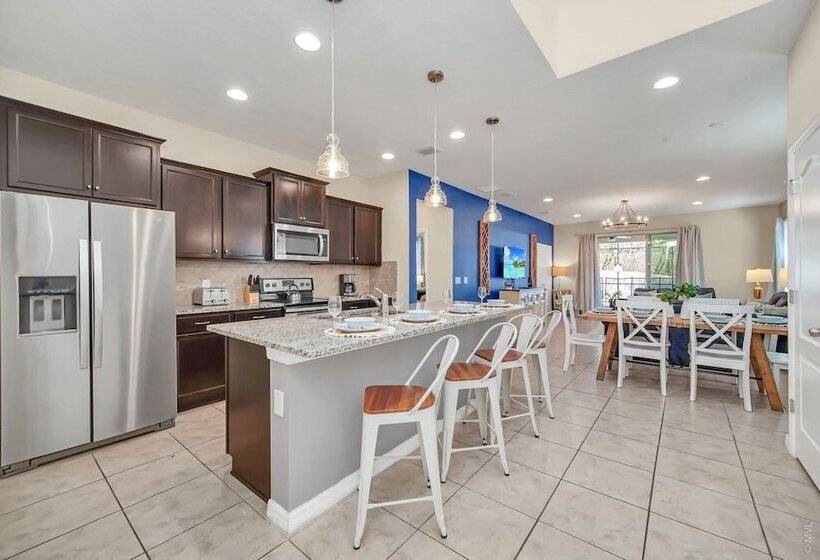 Modern And Colorful Home! Spiderman, Princess And Mickey Themed Rooms & Perfect Movie/game Room!