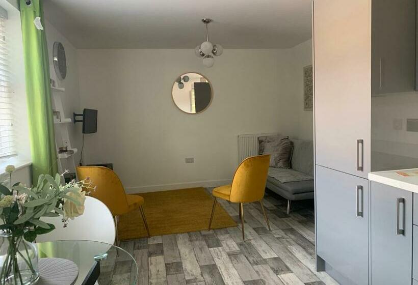 Peterborough City Center One Bed Apartment With Free Private Parking