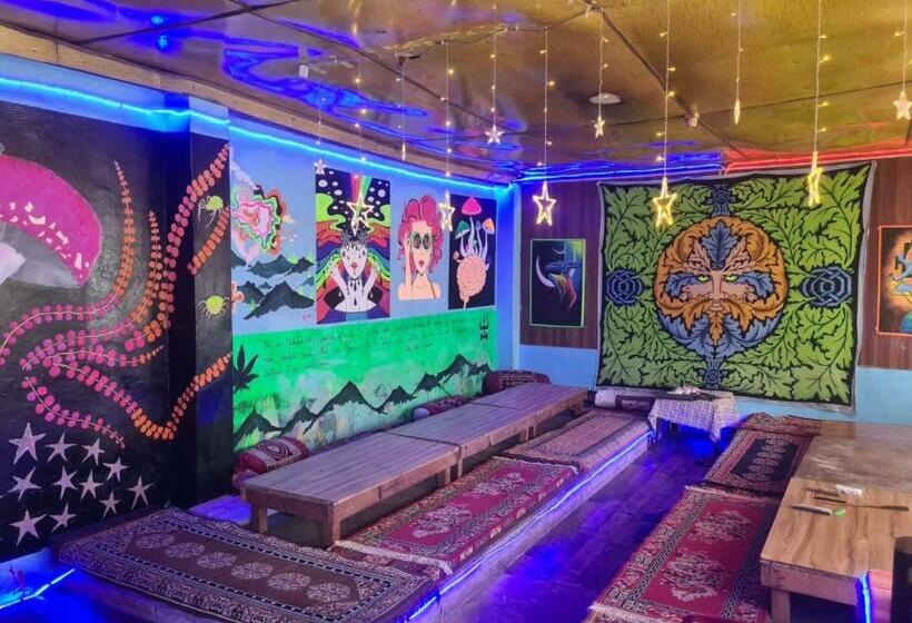 بنسيون Shiva Mountain Guest House & Cafe