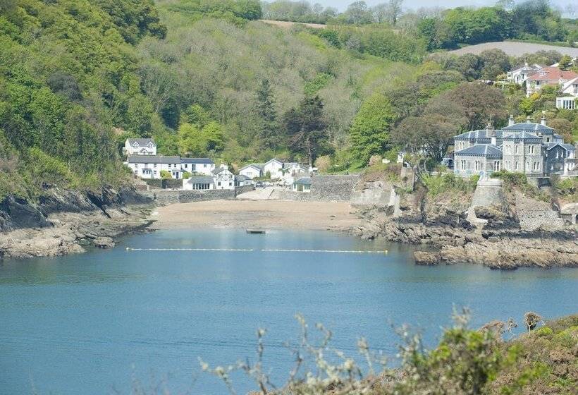 Spacious Detached House With Parking & Views