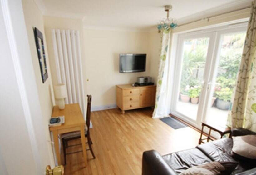 Spacious Detached House With Parking & Views