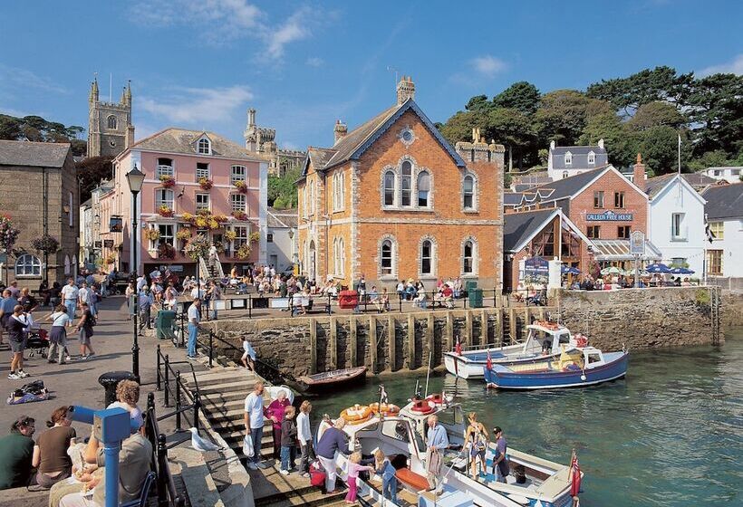 Spacious Detached House With Parking & Views