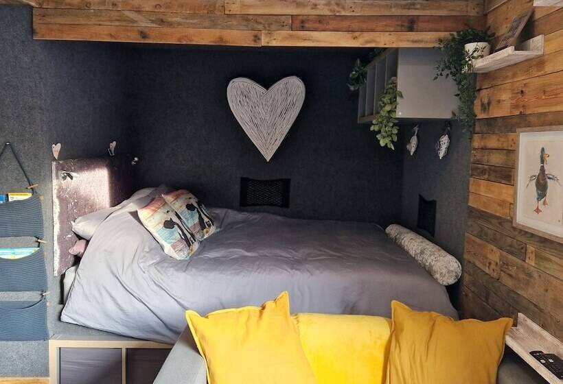 Birdsong Lodge   Peaceful   Dog Friendly