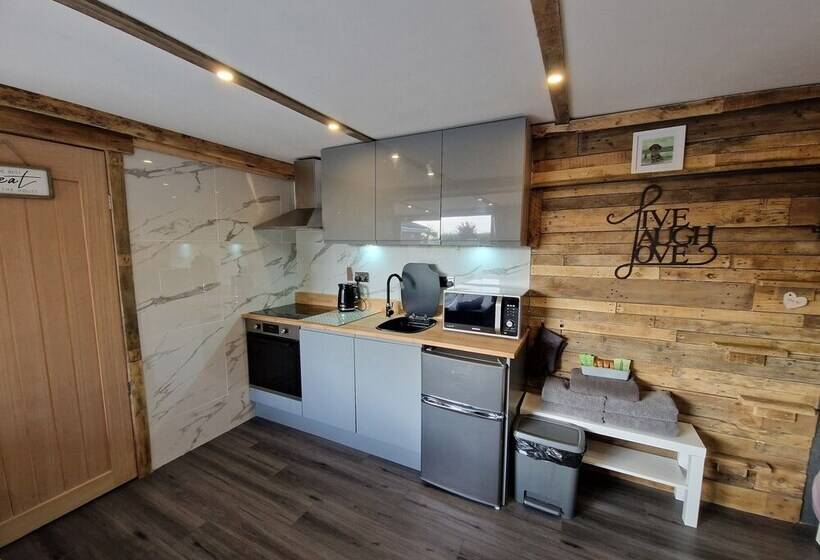 Birdsong Lodge   Peaceful   Dog Friendly