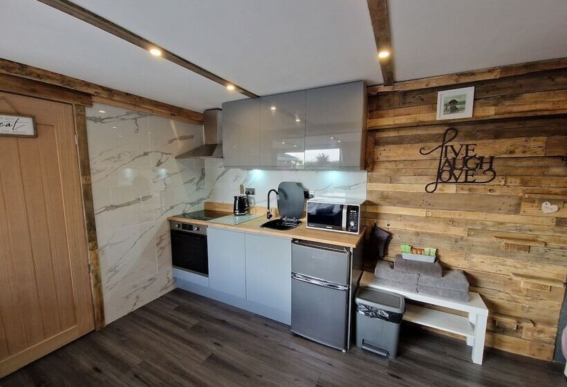 Birdsong Lodge   Peaceful   Dog Friendly