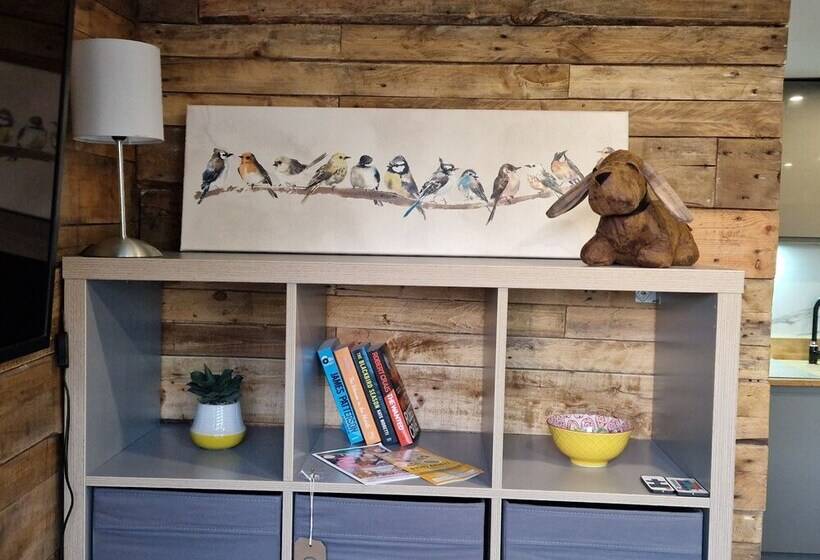 Birdsong Lodge   Peaceful   Dog Friendly