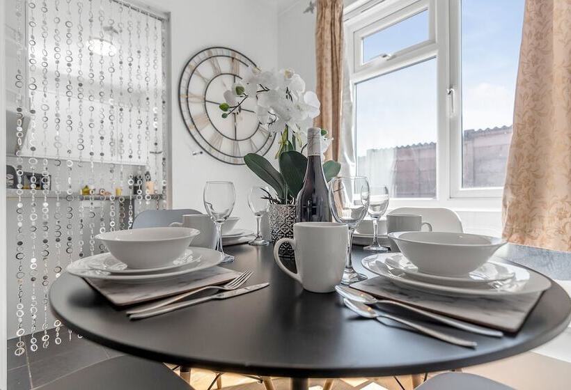 Charming 2 Bed Apartment Located In Elham Norwich