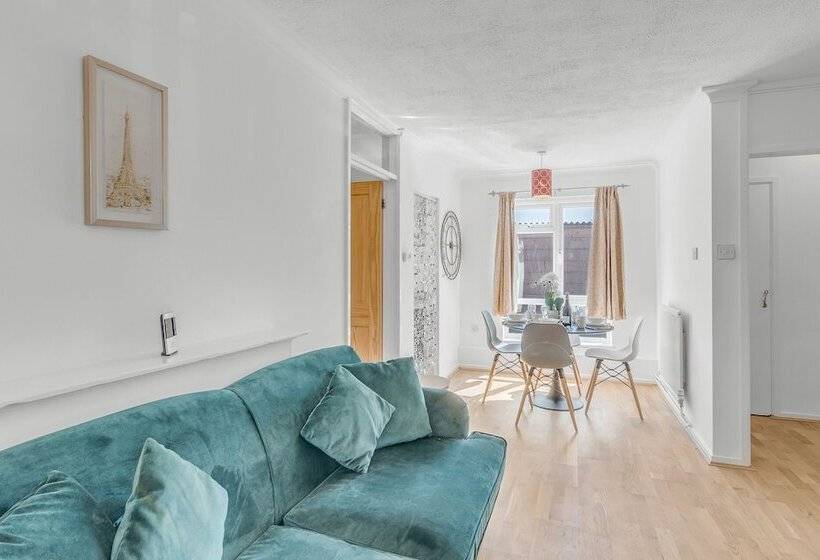 Charming 2 Bed Apartment Located In Elham Norwich