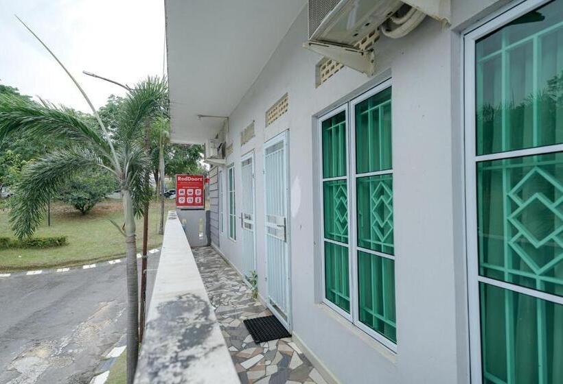 ホテル Reddoorz Syariah Near Rs Awal Bros Batam