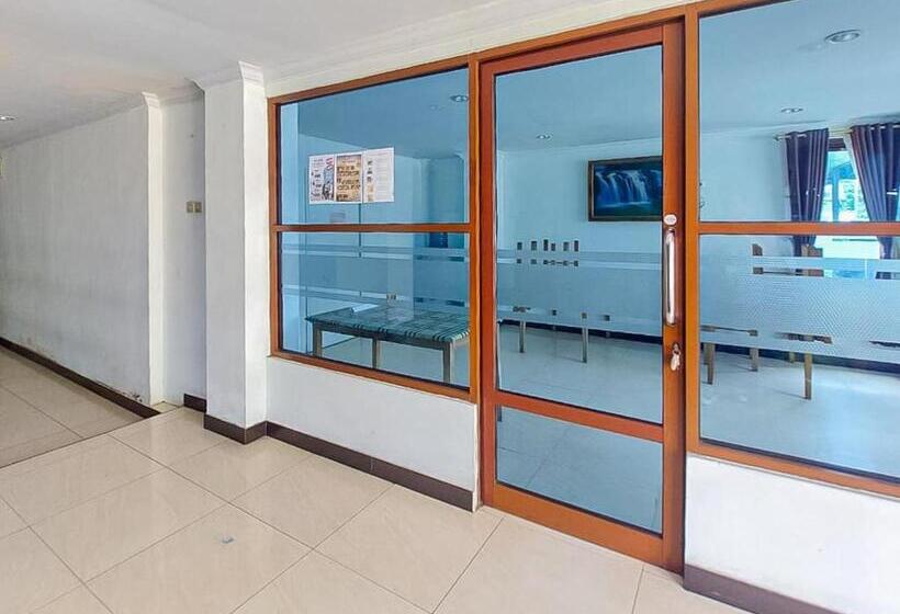 Отель Reddoorz @ Tanjung Selor