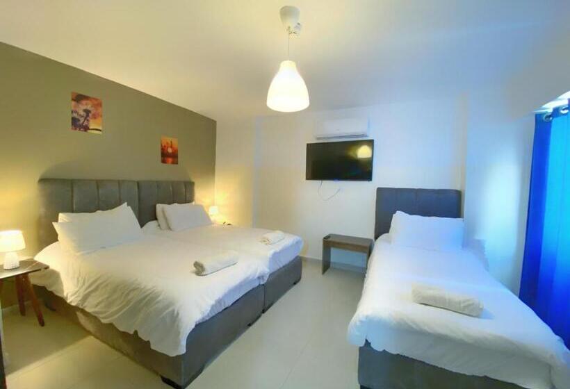 هتل The Castle Star