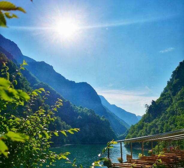 호스텔 Riverside Komani Lake