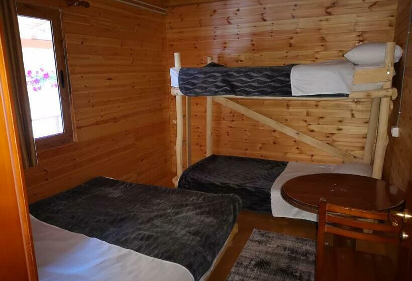 호스텔 Riverside Komani Lake