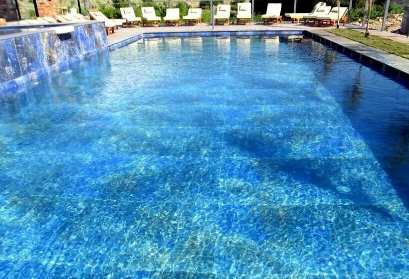 هتل Limni Resort