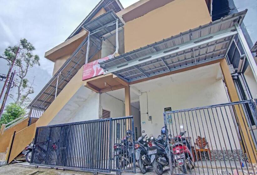 Отель Oyo 91268 Homestay Bu Erma Syariah