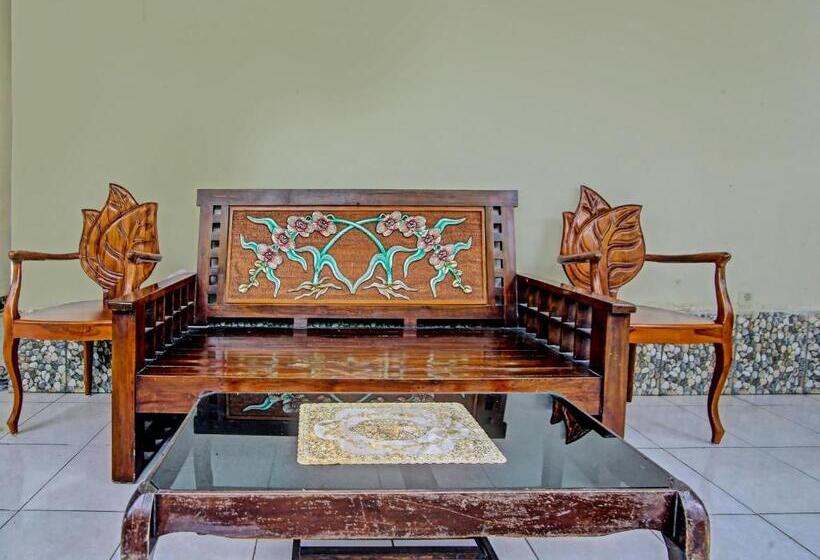 Отель Oyo 91268 Homestay Bu Erma Syariah