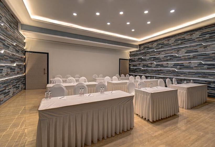 Отель Tip Top International Pune