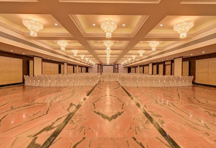 Отель Tip Top International Pune