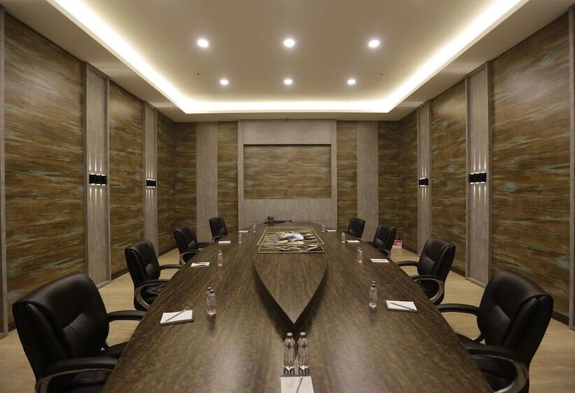 Отель Tip Top International Pune