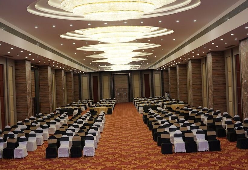 Отель Tip Top International Pune