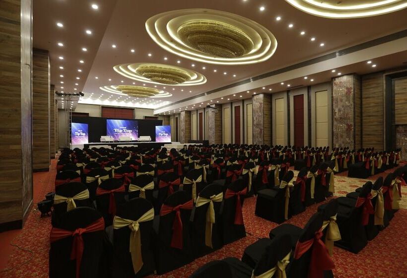 Отель Tip Top International Pune