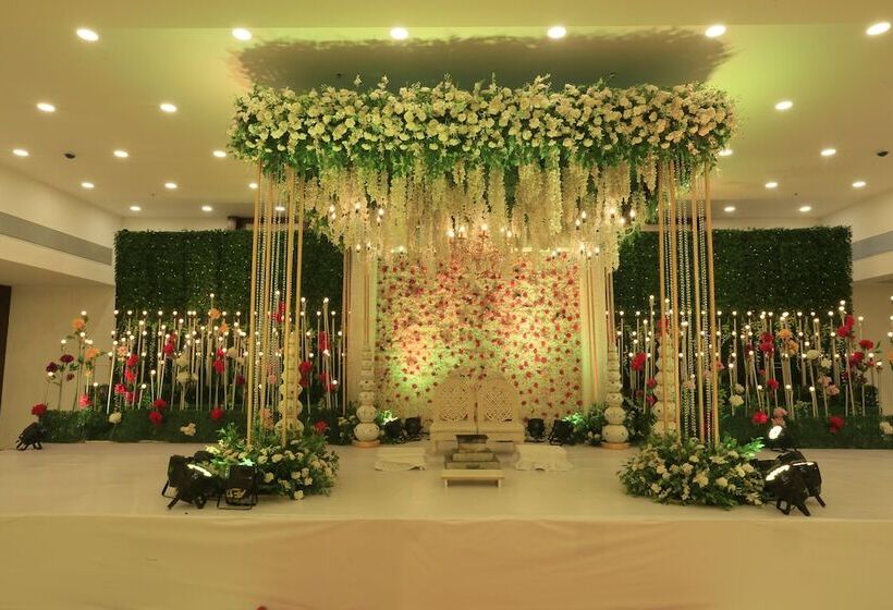 Отель Tip Top International Pune