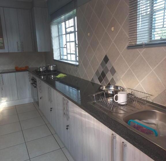 펜션 Emangweni Guestlodge