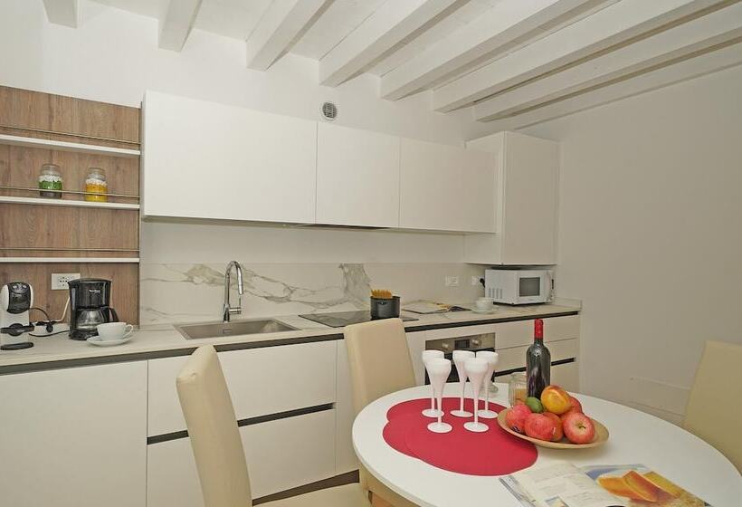 Una Finestra Vista Lago