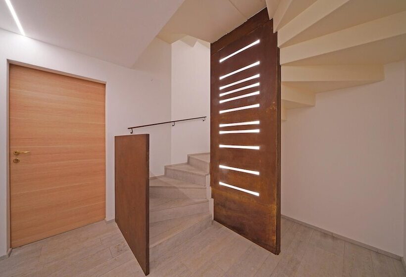 Una Finestra Vista Lago