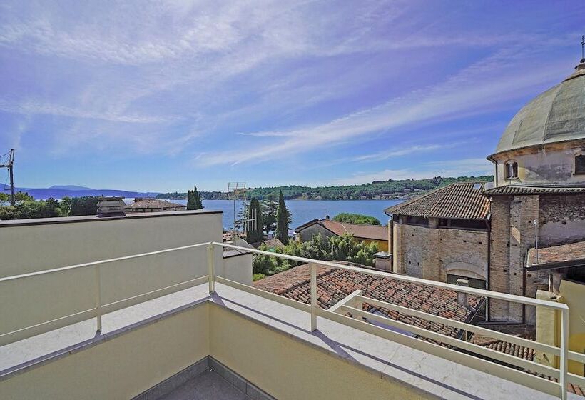 Una Finestra Vista Lago