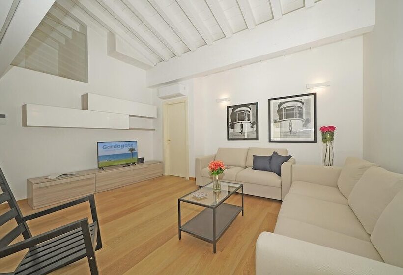 Una Finestra Vista Lago