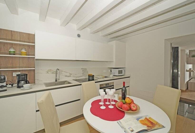 Una Finestra Vista Lago