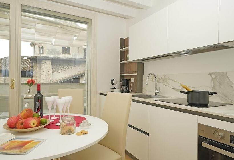 Una Finestra Vista Lago