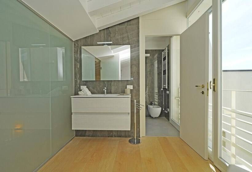 Una Finestra Vista Lago