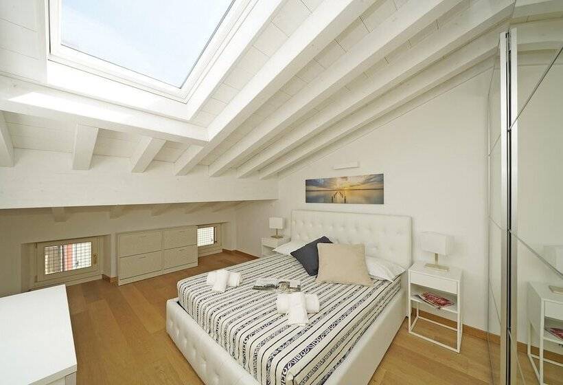 Una Finestra Vista Lago