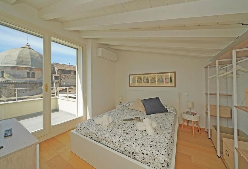 Una Finestra Vista Lago