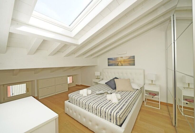 Una Finestra Vista Lago