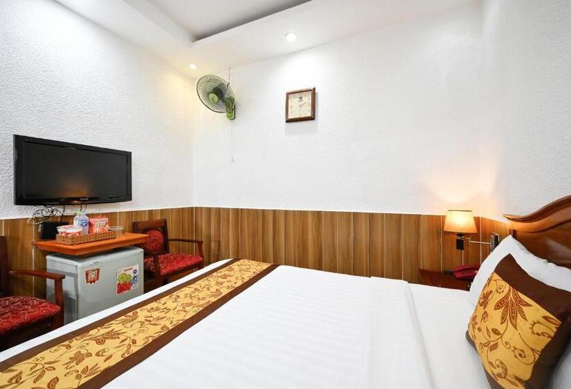 Queen Hotel Saigon Airport