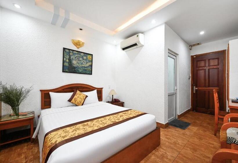 Queen Hotel Saigon Airport