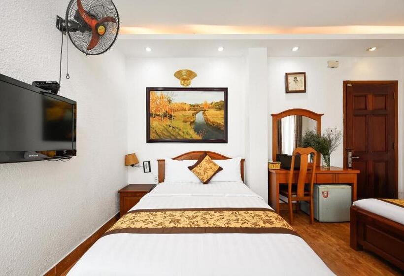 Queen Hotel Saigon Airport