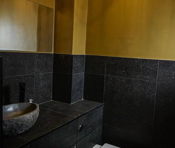 Victoria Colonnade Apart