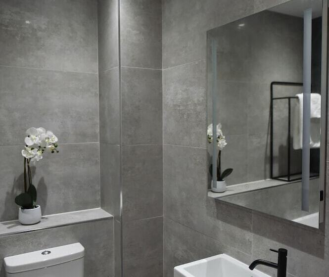 Victoria Colonnade Apart