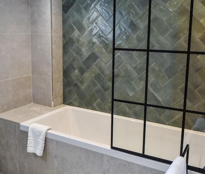 Victoria Colonnade Apart