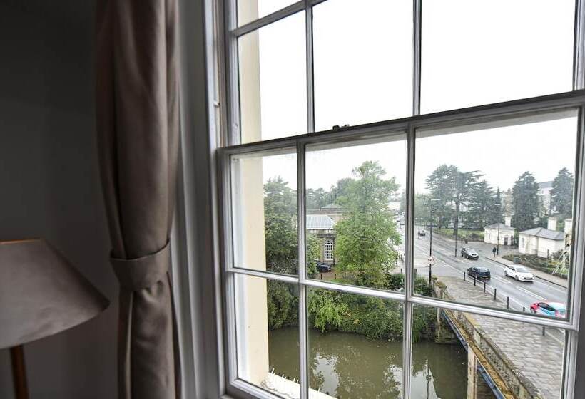 Victoria Colonnade Apart