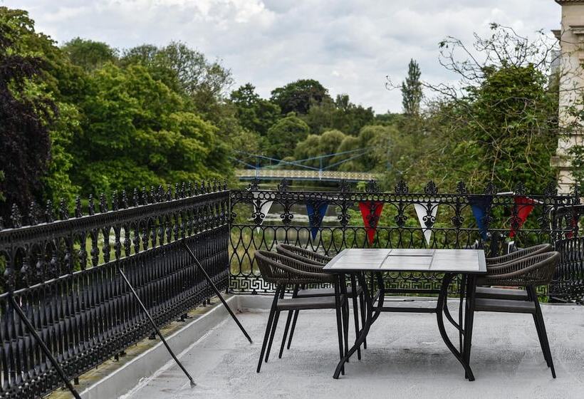 Victoria Colonnade Apart