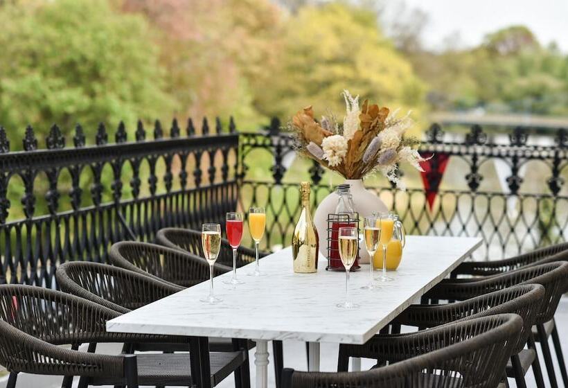 Victoria Colonnade Apart